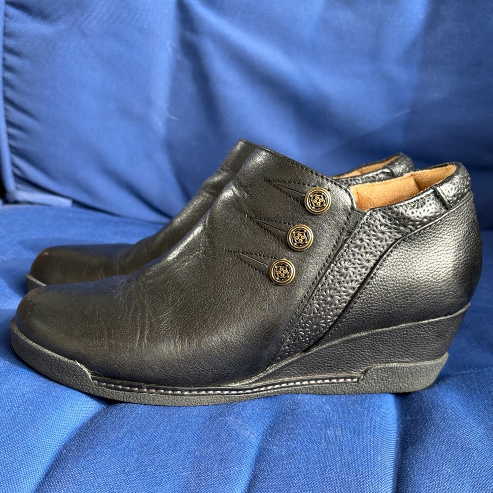 Halsa Footwear Devina Black Leather Wedge Shoes Size 8.5W
